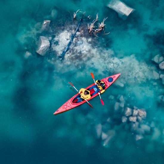 Gruppo di escursionisti in kayak di fronte Villa Rosbery, Napoli