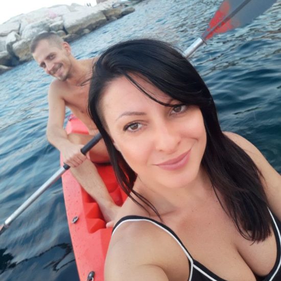 Bellissima ragazza di Napoli in kayak con un amico in zona Posillipo, Napoli