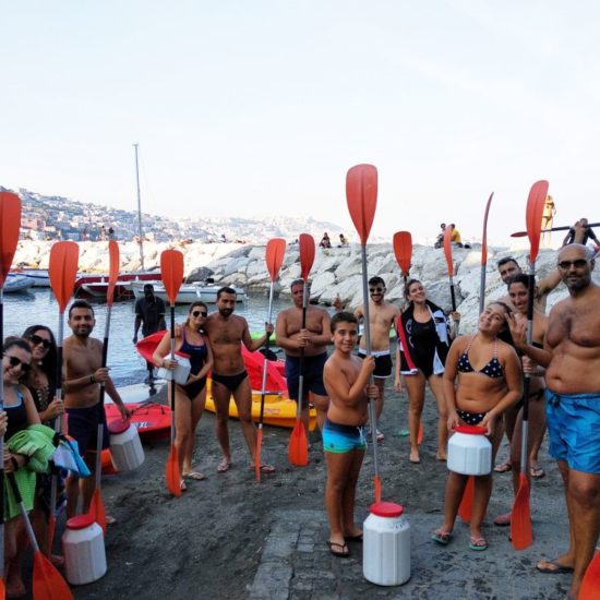 Gruppo di escursionisti in kayak di fronte villa Volpicelli, Napoli