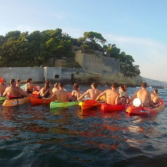 Gruppo di escursionisti in kayak di fronte Villa Rosbery, Napoli