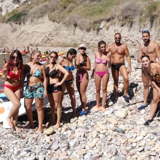 Gruppo di escursionisti in kayak, fanno una foto sulle rive della costa di Posillipo, Napoli