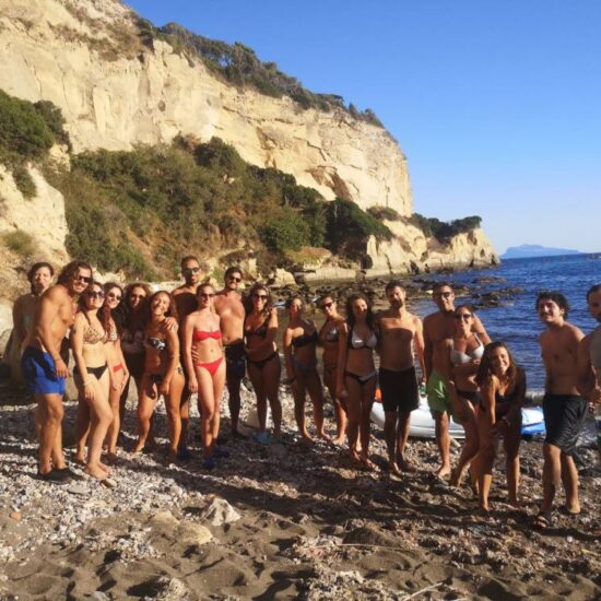 Gruppo di escursionisti in kayak, fanno una foto sulle rive della costa di Posillipo, Napoli