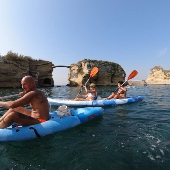 Gruppo di escursionisti in kayak, fanno una foto sulle rive della costa di Posillipo, Napoli