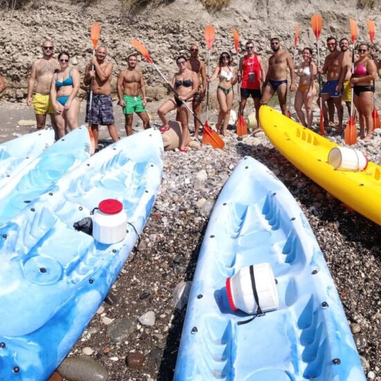 Gruppo di escursionisti in kayak, fanno una foto sulle rive della costa di Posillipo, Napoli