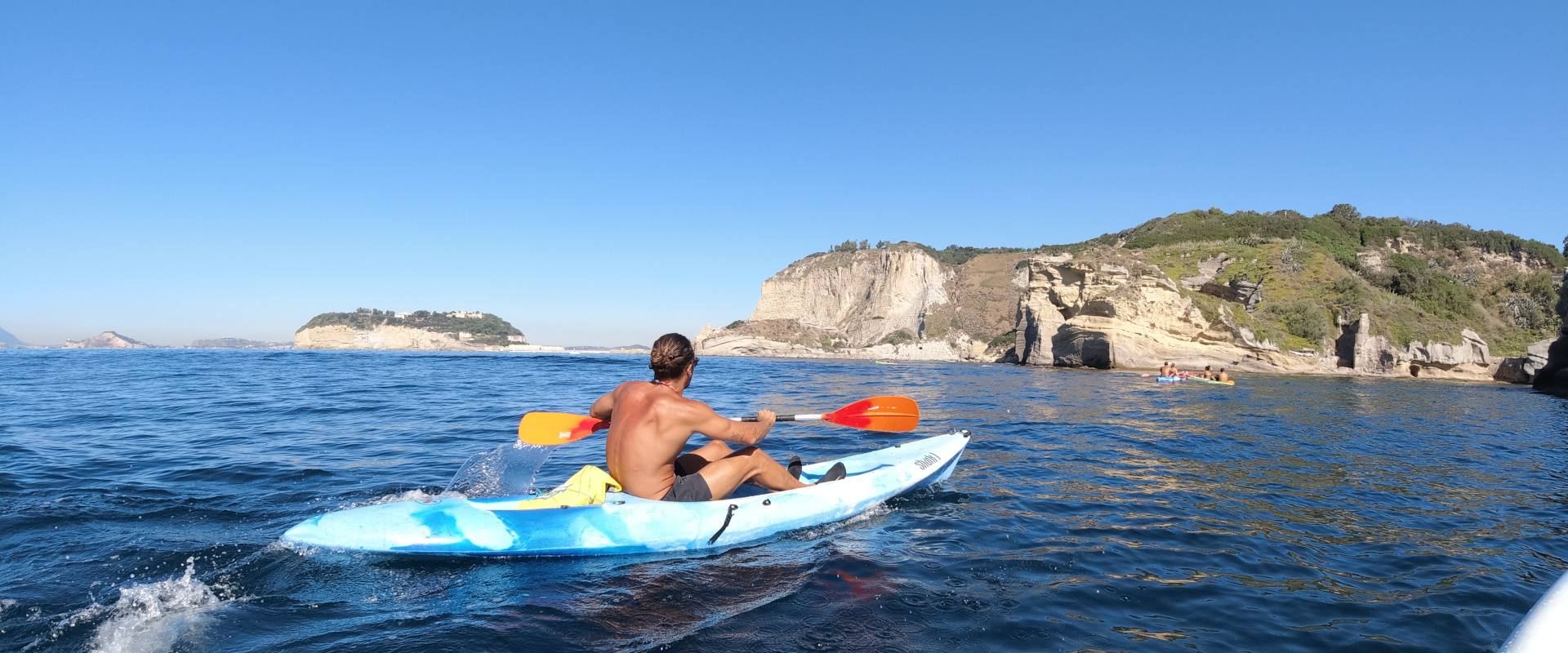 Escursione in kayak di fronte il Parco di Gaiola, in zona Posillipo, Napoli